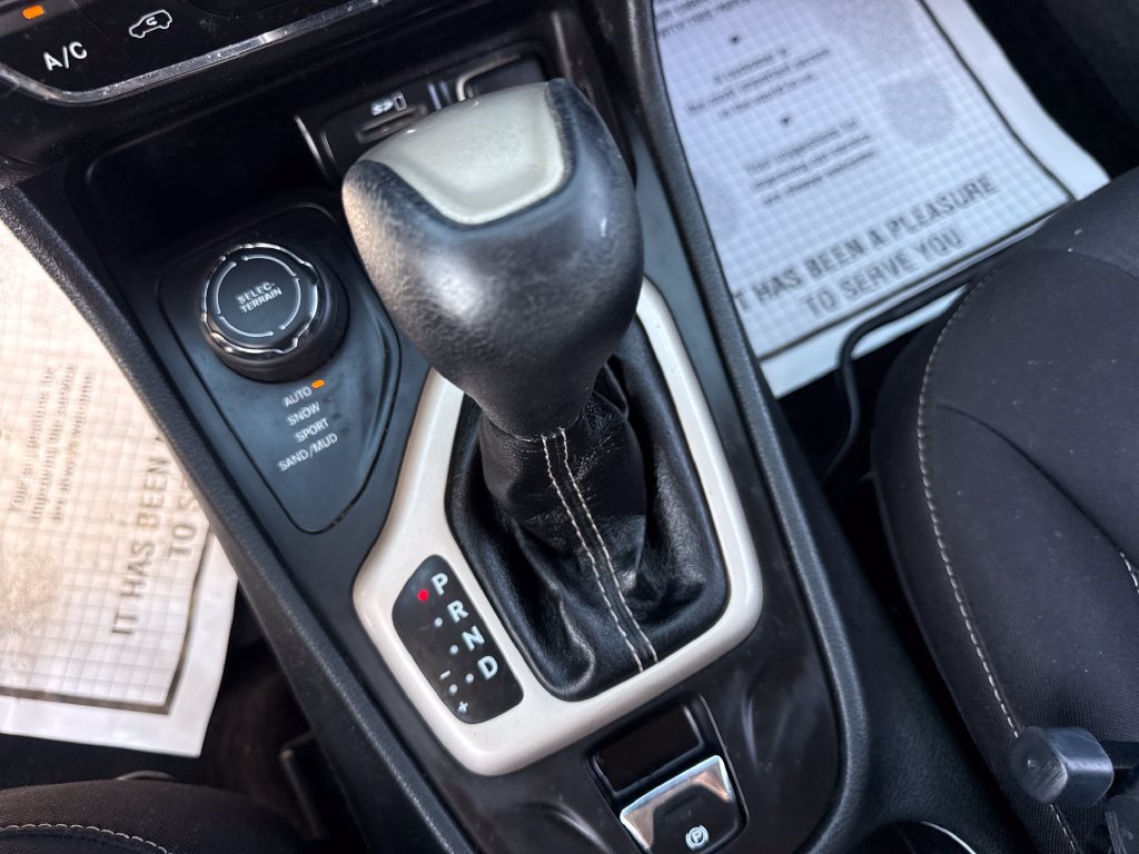 Used 2015 Jeep Cherokee Latitude w/ Cold Weather Group AWD/4WD image 35