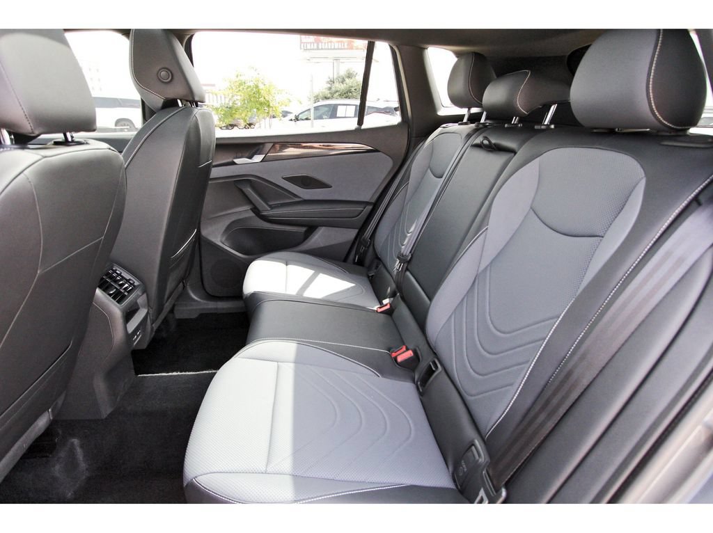 Used 2025 Volkswagen Tiguan SE R-Line AWD/4WD image 11