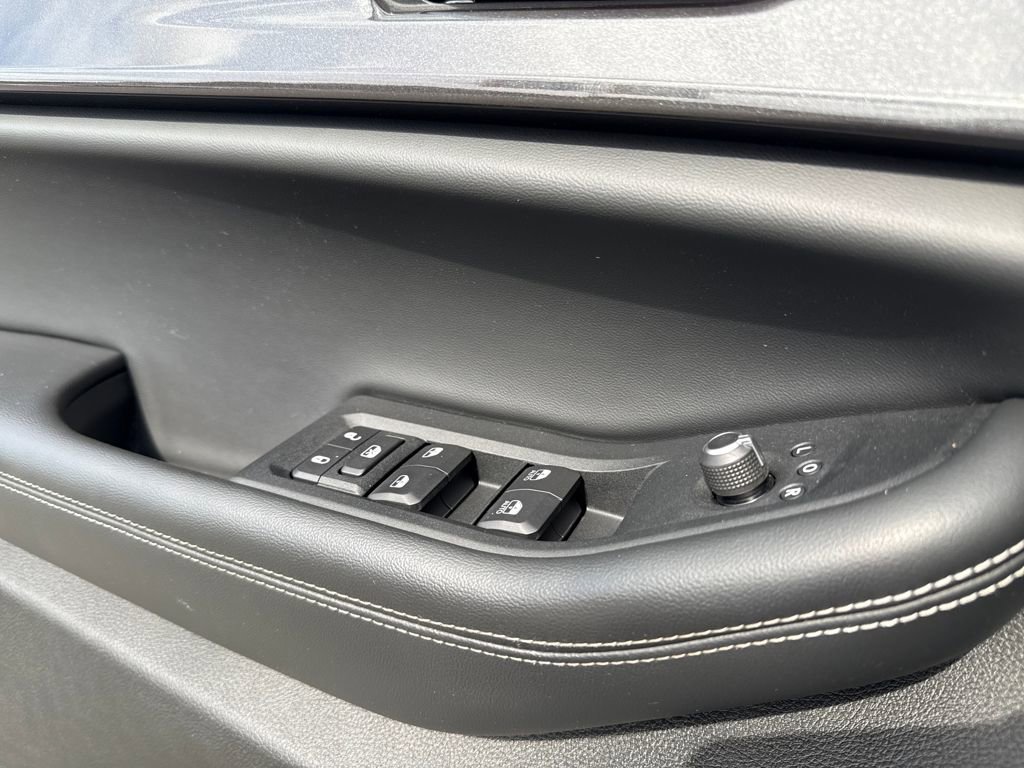 Used 2022 Jeep Grand Cherokee Laredo w/ Luxury Tech Group I image 14