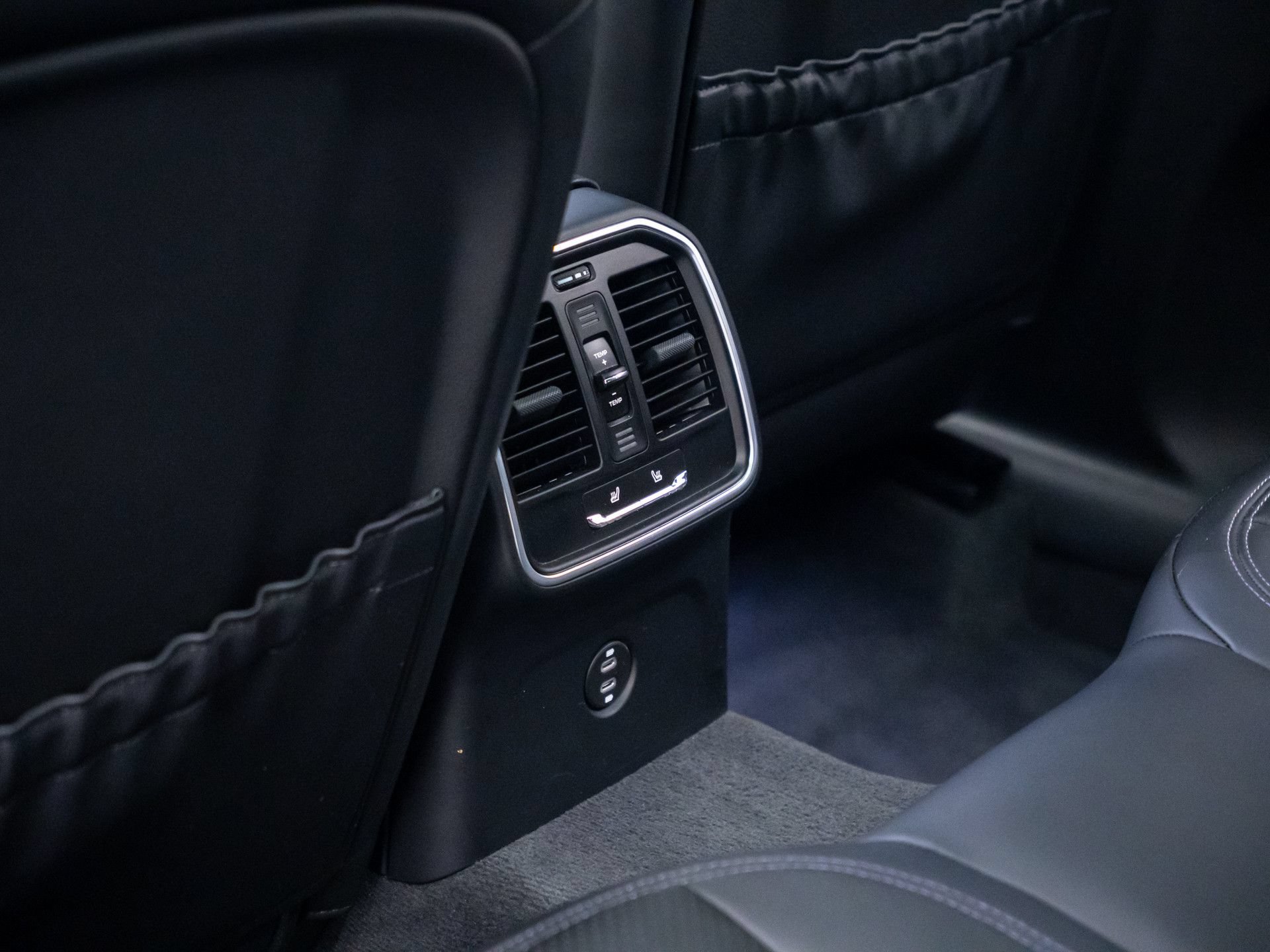 Certified 2025 Porsche Macan AWD/4WD image 18