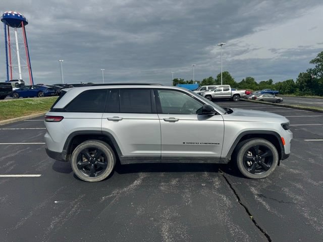 Used 2024 Jeep Grand Cherokee Altitude AWD/4WD image 2