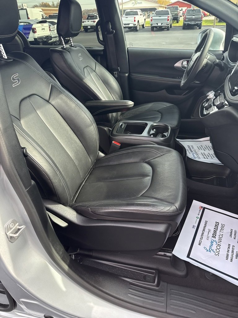 Used 2022 Chrysler Pacifica Touring-L w/ S Appearance Package image 15