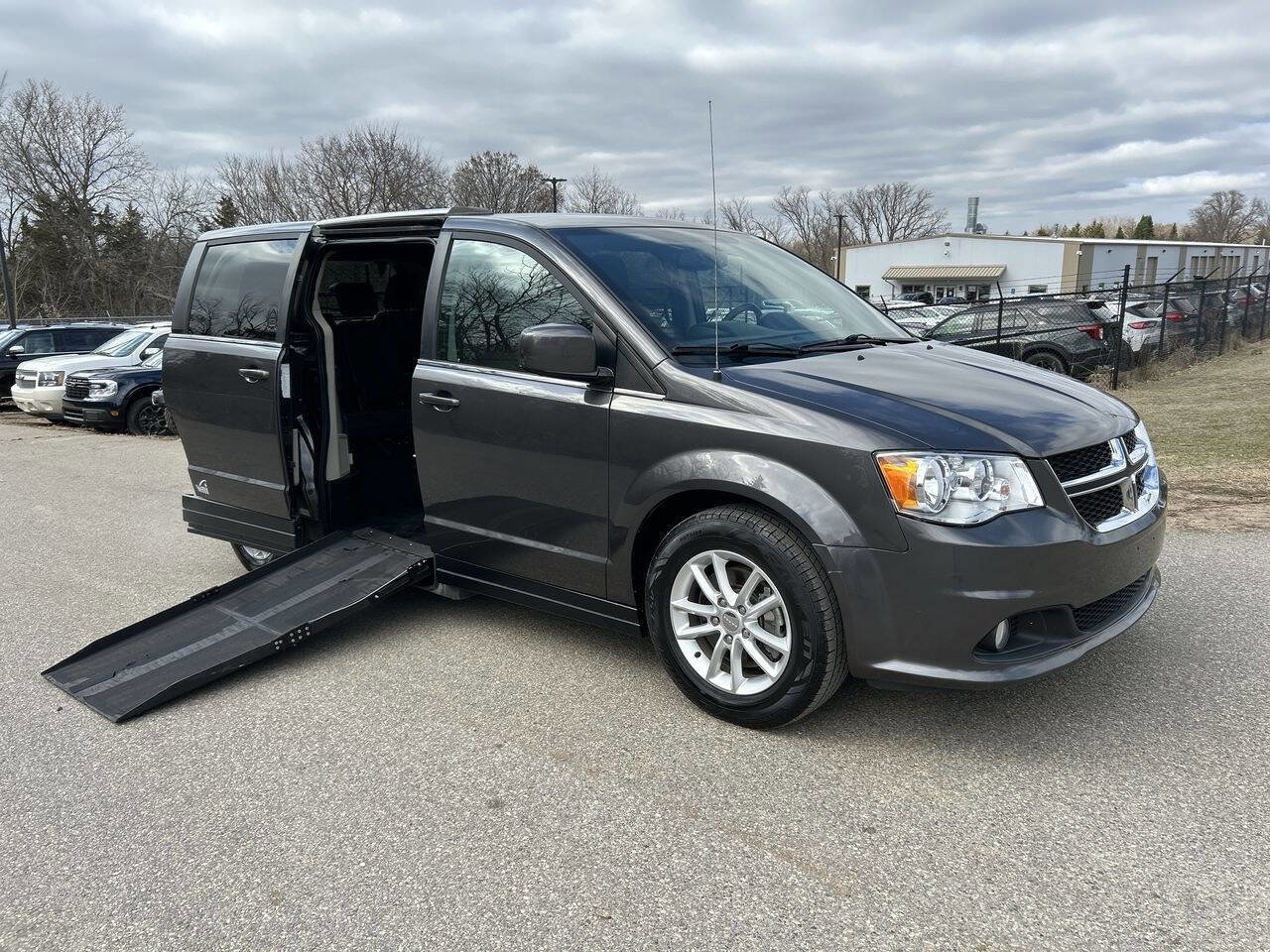 Used 2018 Dodge Grand Caravan SXT image 2