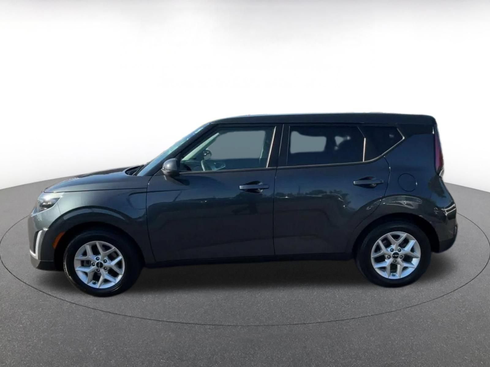 Used 2025 Kia Soul LX w/ LX Technology Package FWD image 8