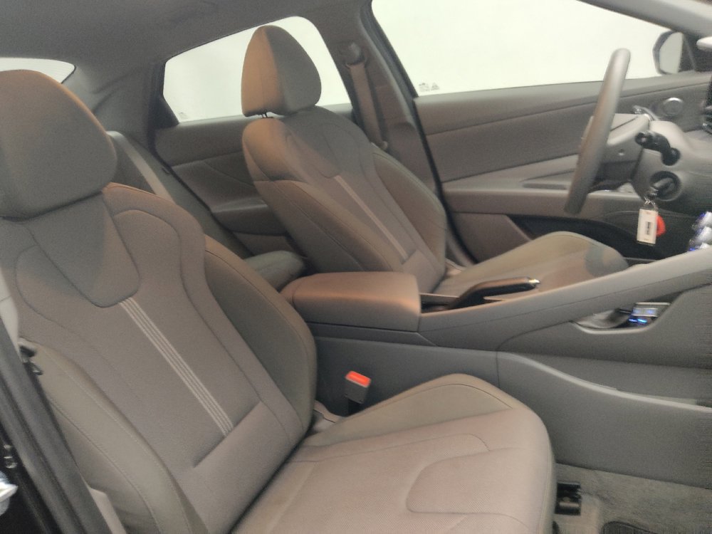 Used 2025 Hyundai Elantra SE image 21