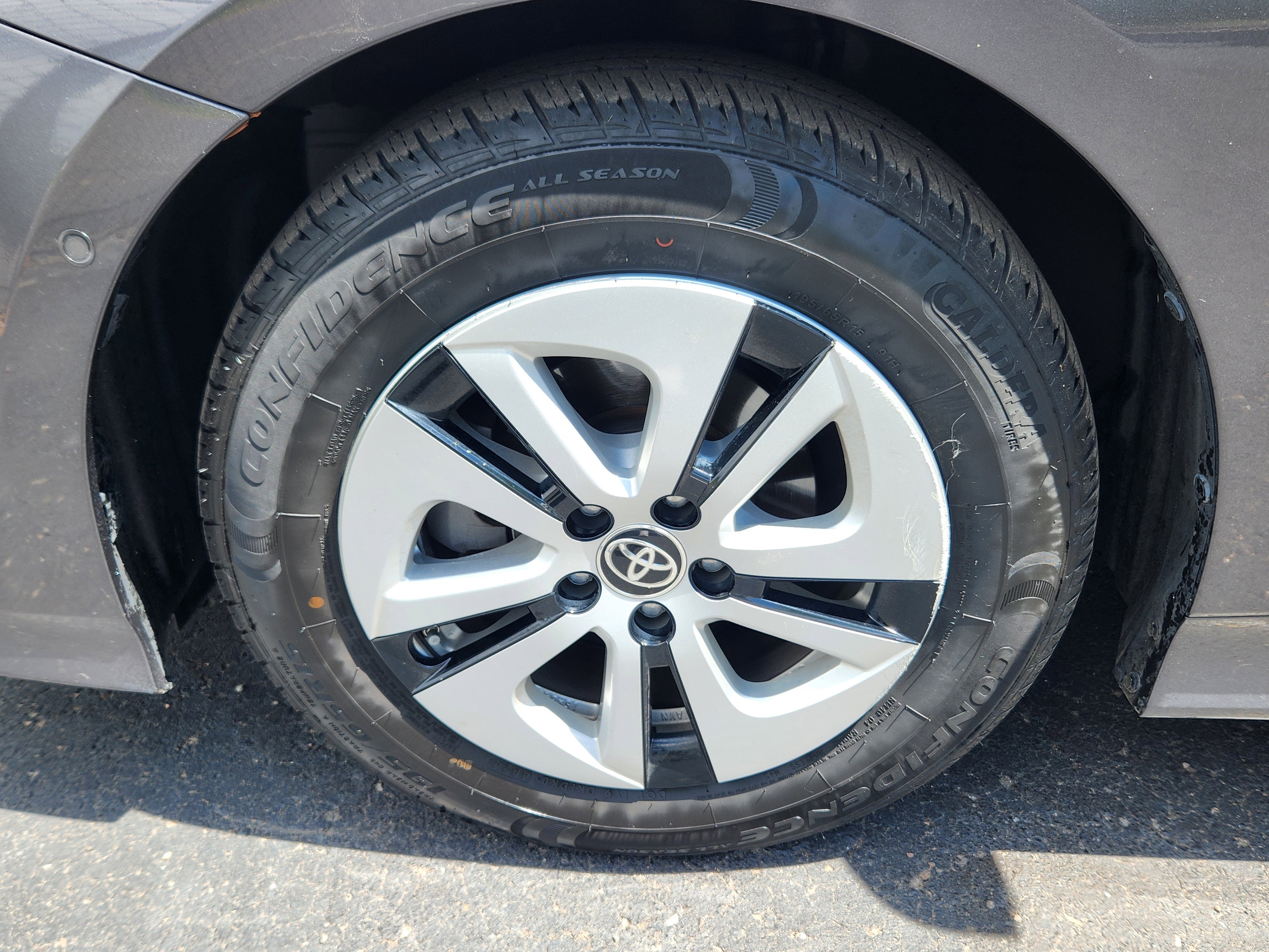 Used 2018 Toyota Prius Three w/ Advanced Technology Package FWD image 21
