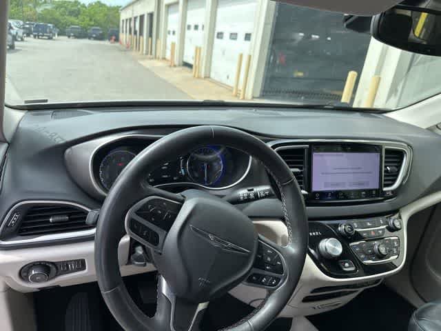 Used 2022 Chrysler Pacifica Touring-L FWD image 6