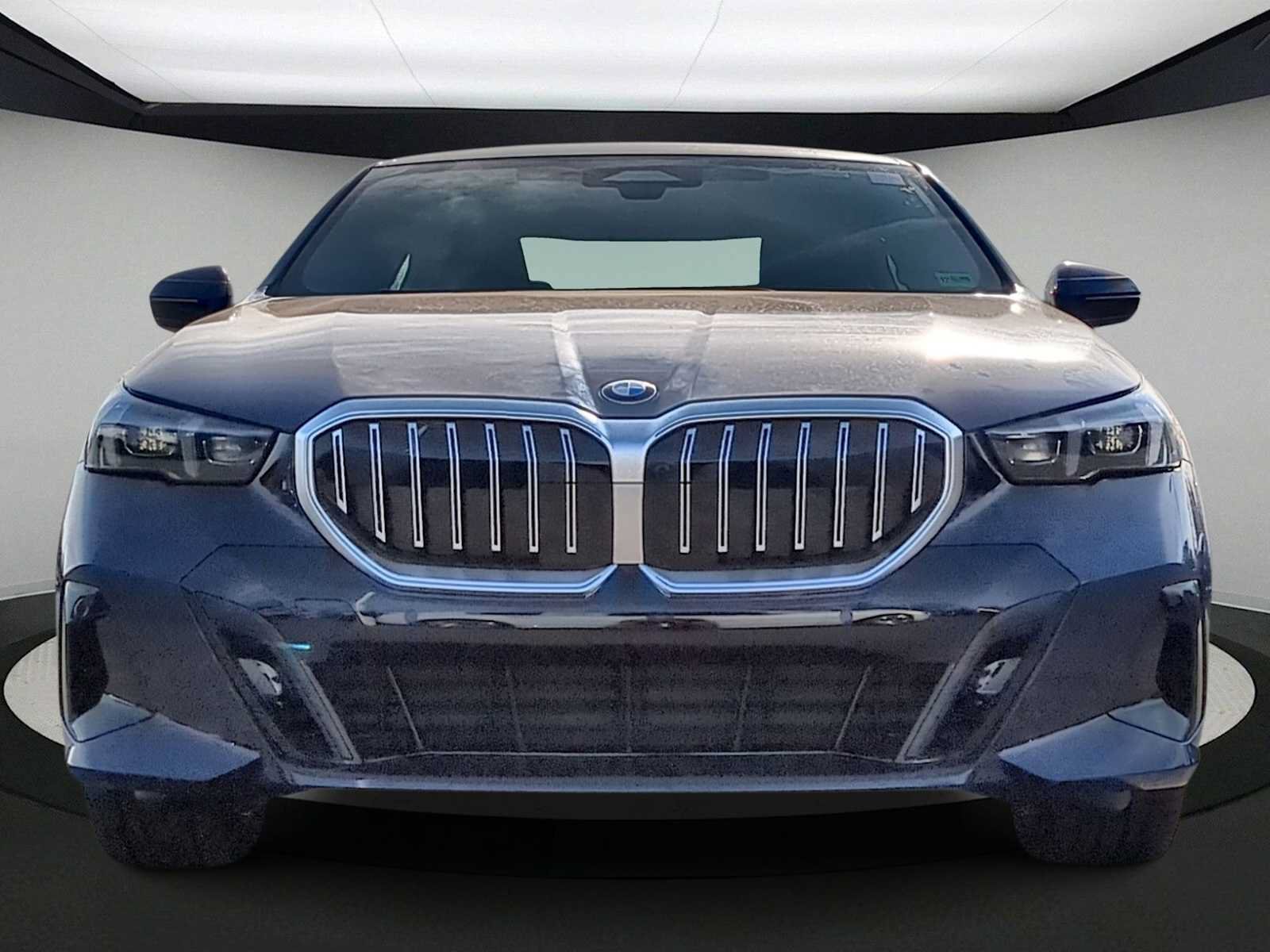 Used 2026 BMW 530i xDrive w/ M Sport Package AWD/4WD image 3