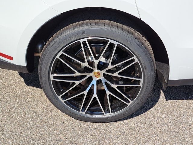 Certified 2025 Porsche Macan AWD/4WD image 12