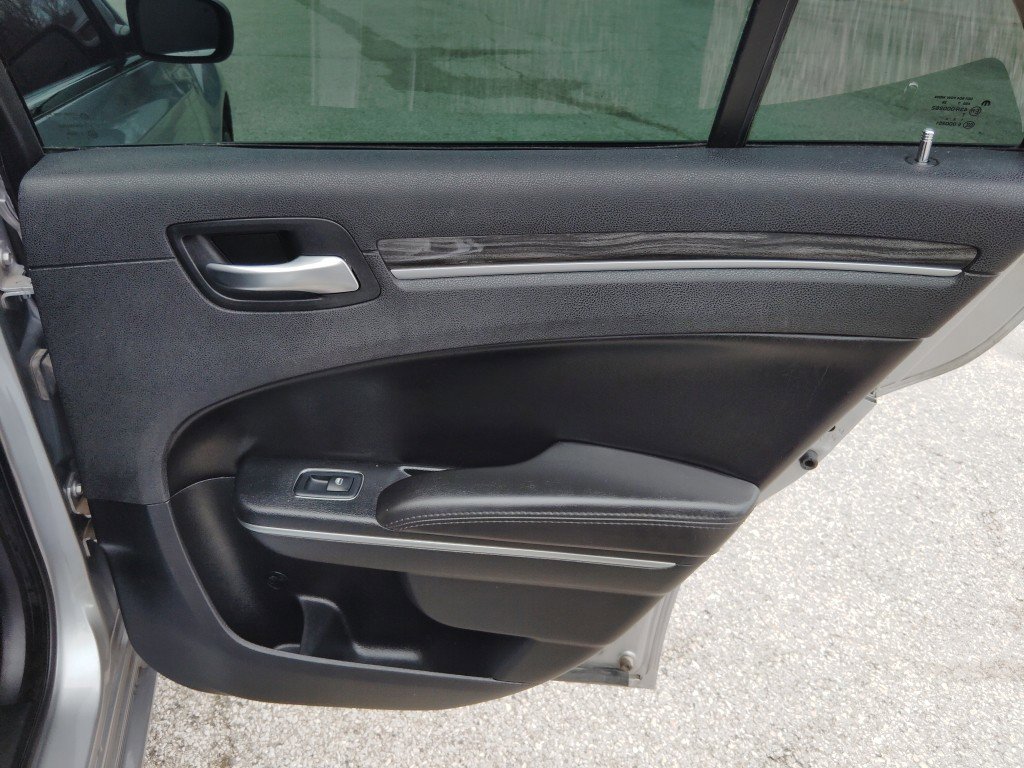 Used 2018 Chrysler 300 Touring w/ Driver Convenience Group image 27