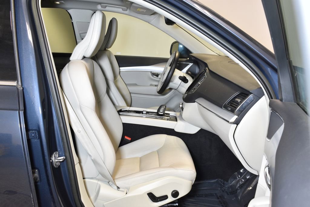Used 2023 Volvo XC90 B5 Core image 30