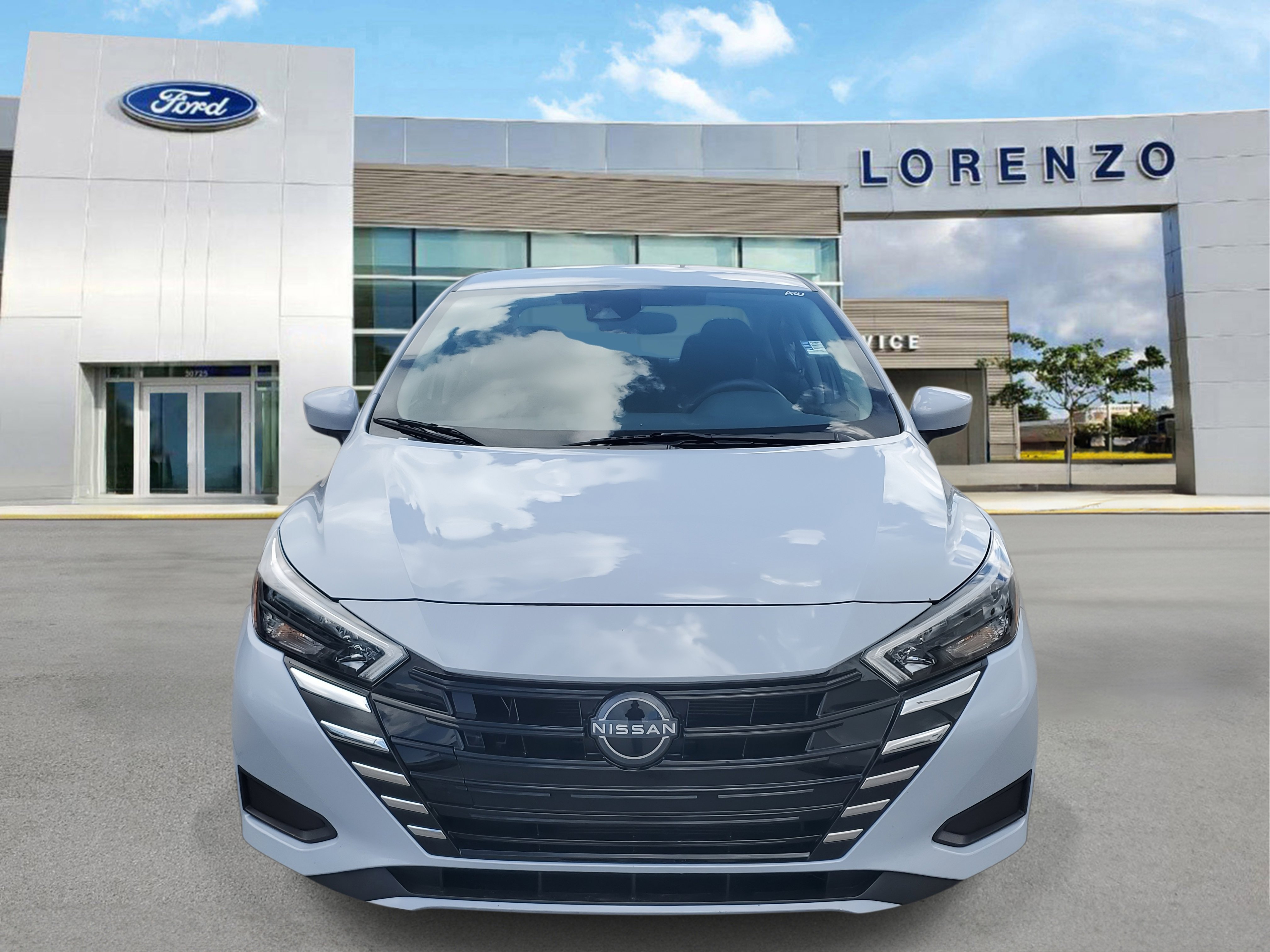 Used 2025 Nissan Versa SV image 2