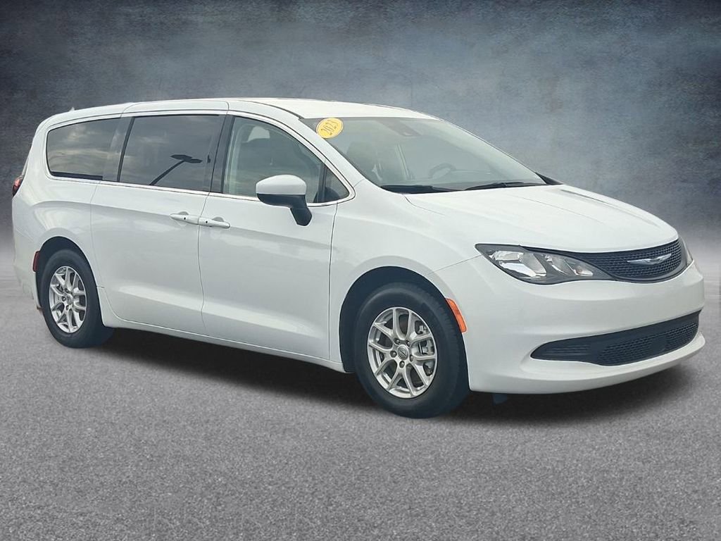 Used 2023 Chrysler Voyager LX image 3