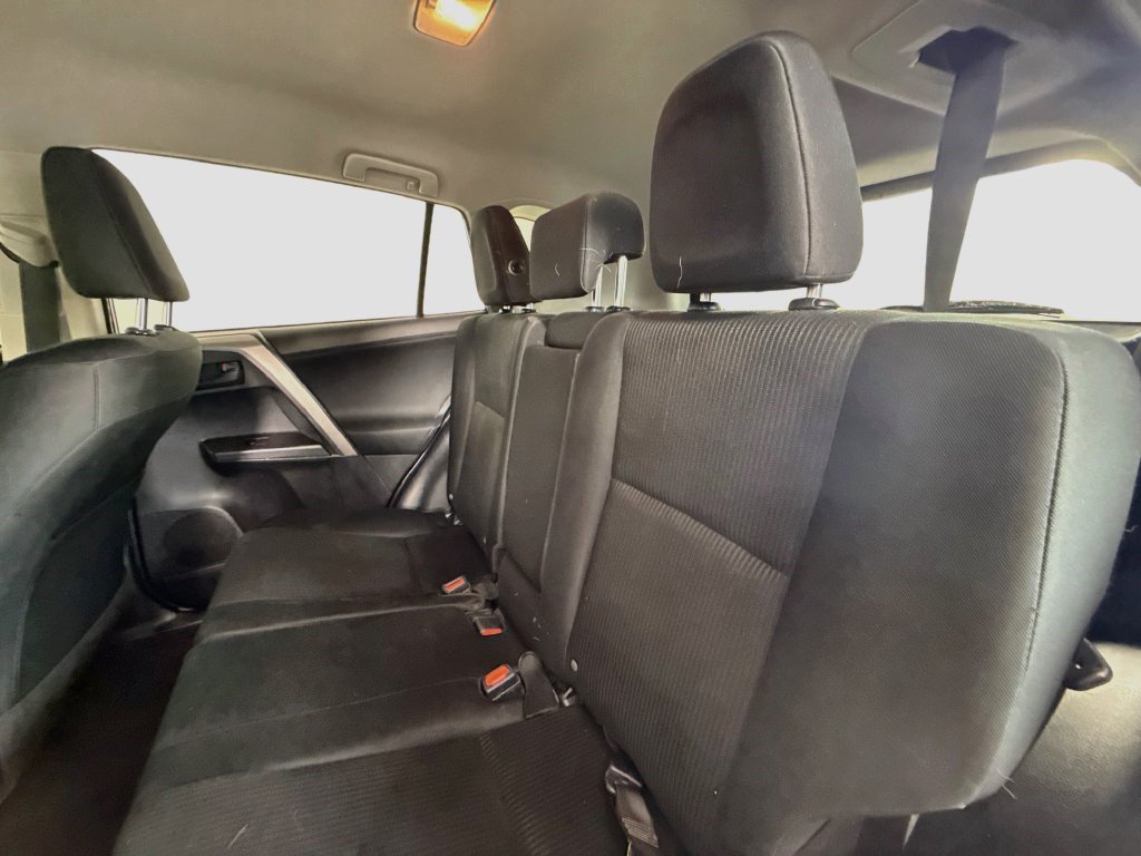 Used 2018 Toyota RAV4 LE FWD image 23