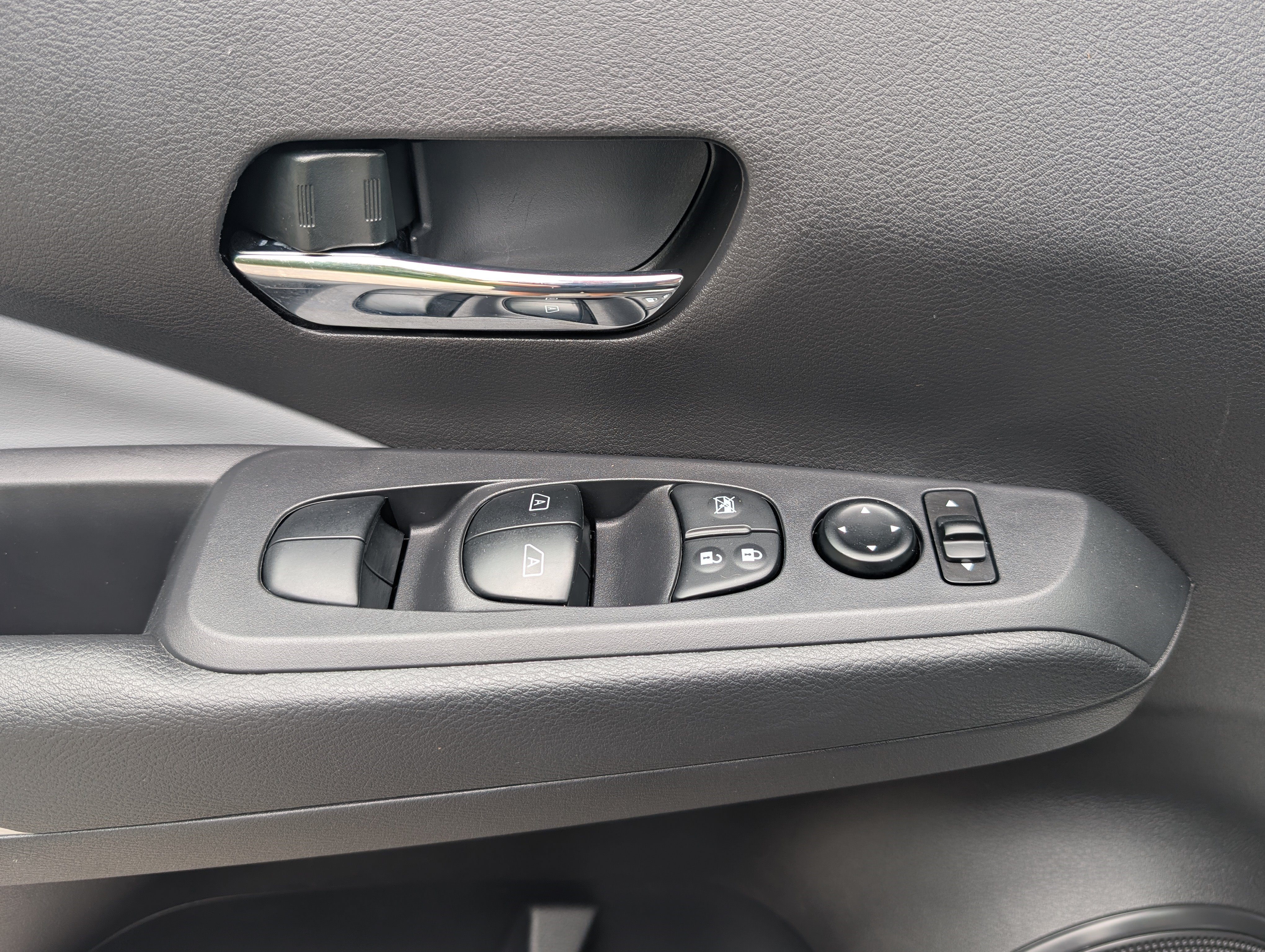 Used 2024 Nissan Kicks SR w/ SR Premium Package FWD image 15