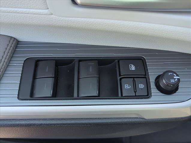 Certified 2025 Toyota Sienna XLE FWD image 10