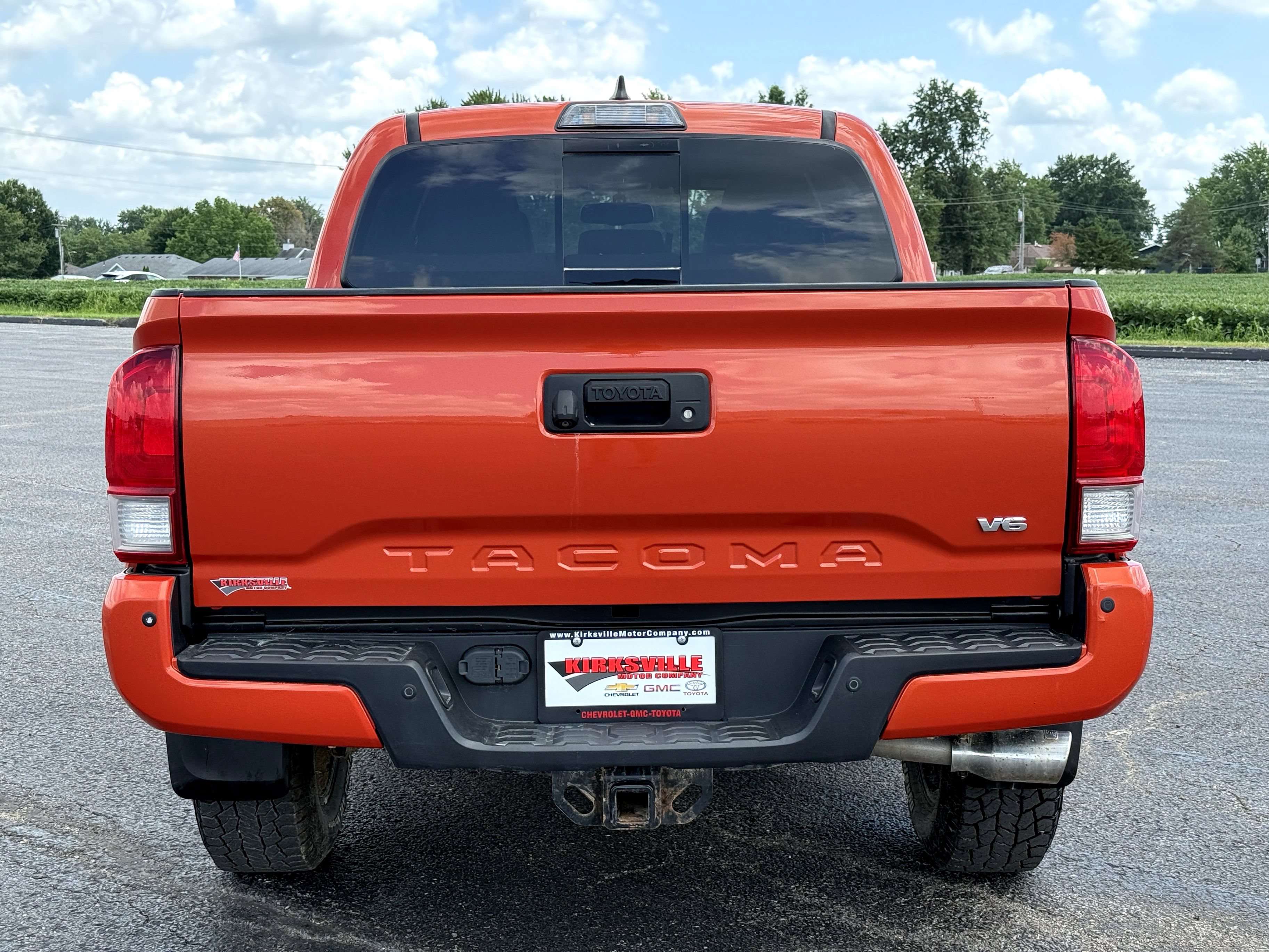 Used 2017 Toyota Tacoma TRD Sport AWD/4WD image 5