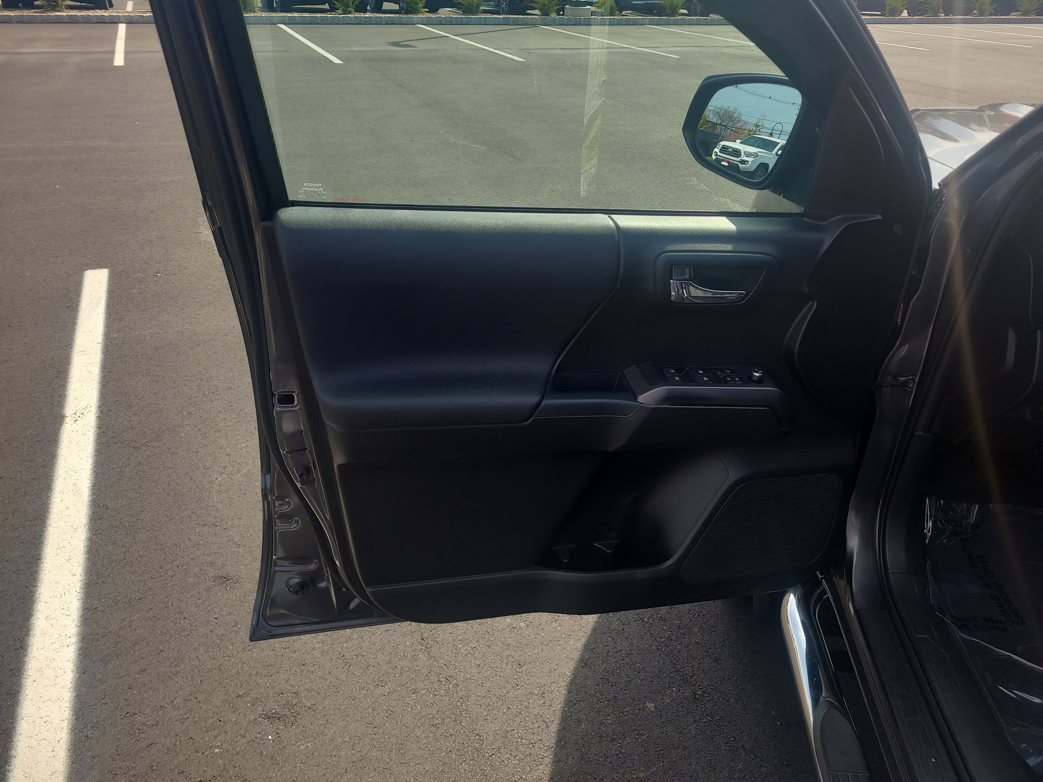 Certified 2017 Toyota Tacoma TRD Sport w/ Tow Package (A/T) image 14