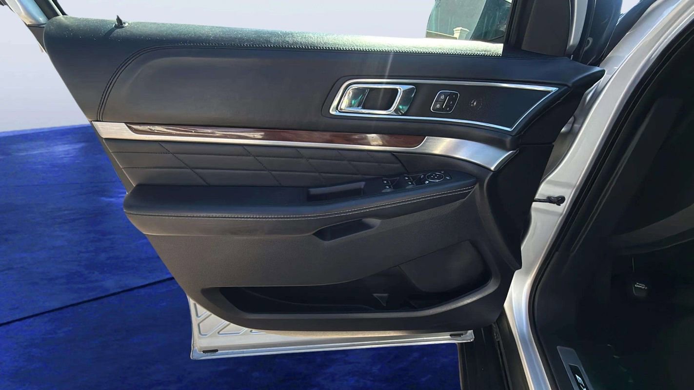Used 2017 Ford Explorer Platinum image 16