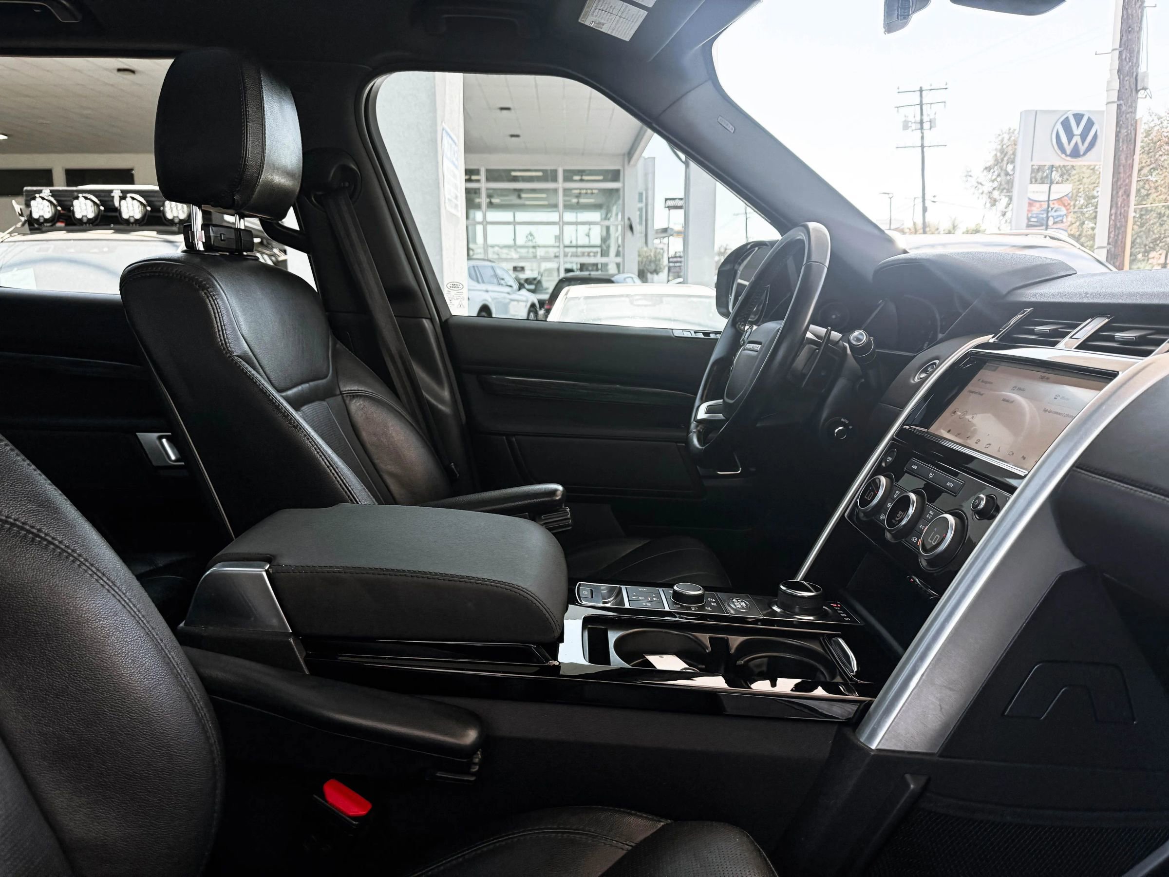 Used 2020 Land Rover Discovery HSE image 32