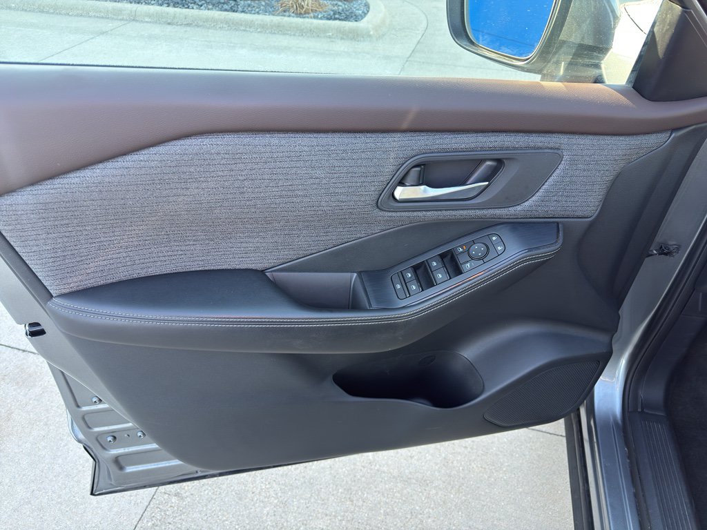 Used 2021 Nissan Rogue SV AWD/4WD image 12