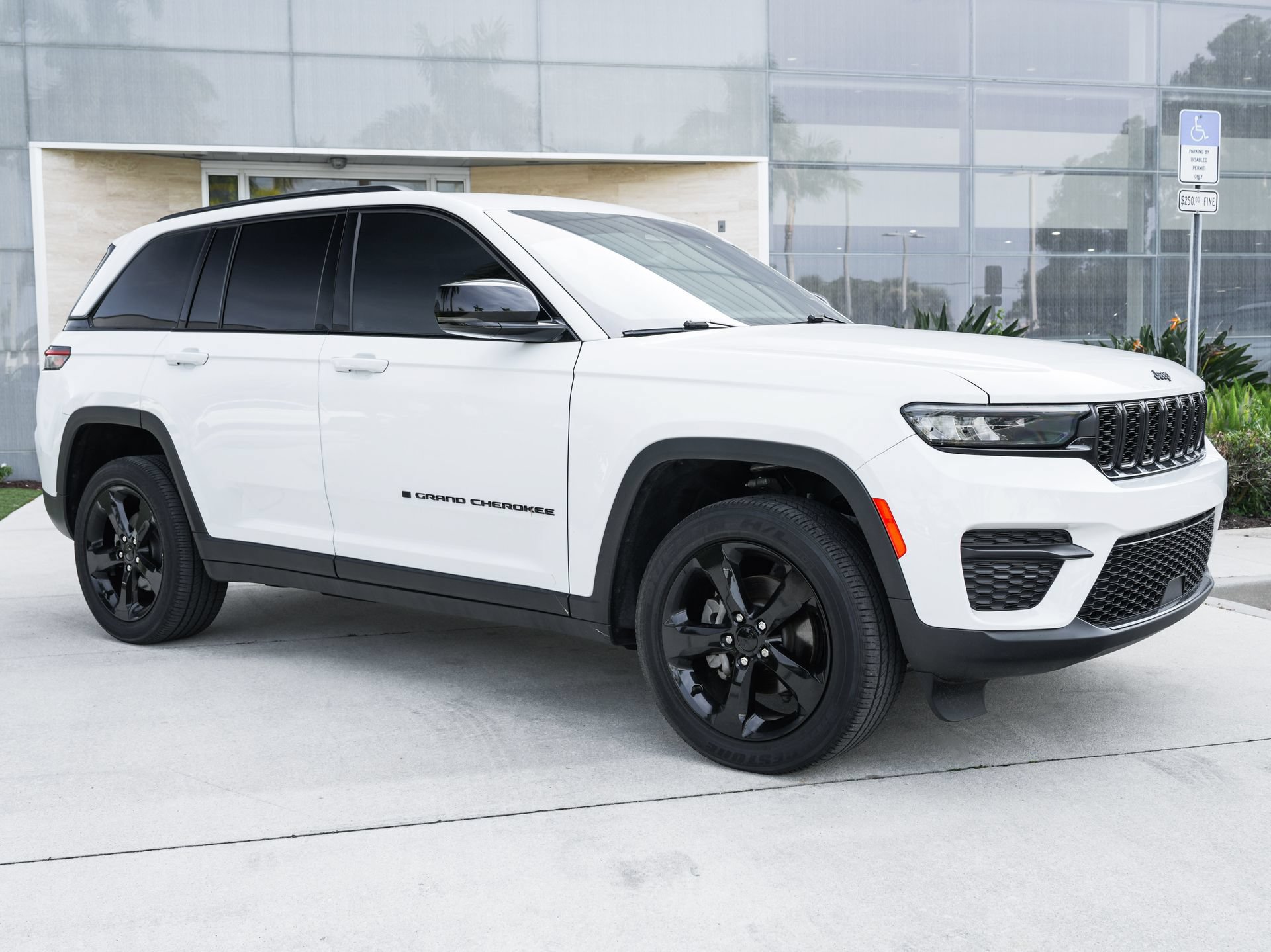 Used 2023 Jeep Grand Cherokee Altitude AWD/4WD image 4