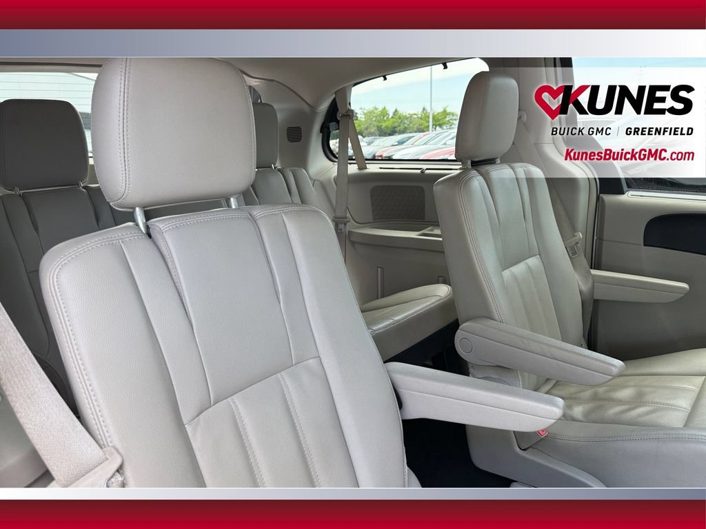 Used 2014 Chrysler Town & Country Touring FWD image 33