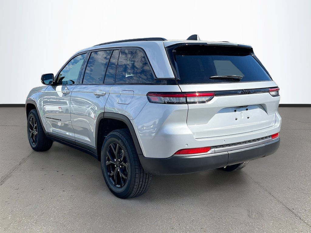 New 2026 Jeep Grand Cherokee Altitude RWD image 5