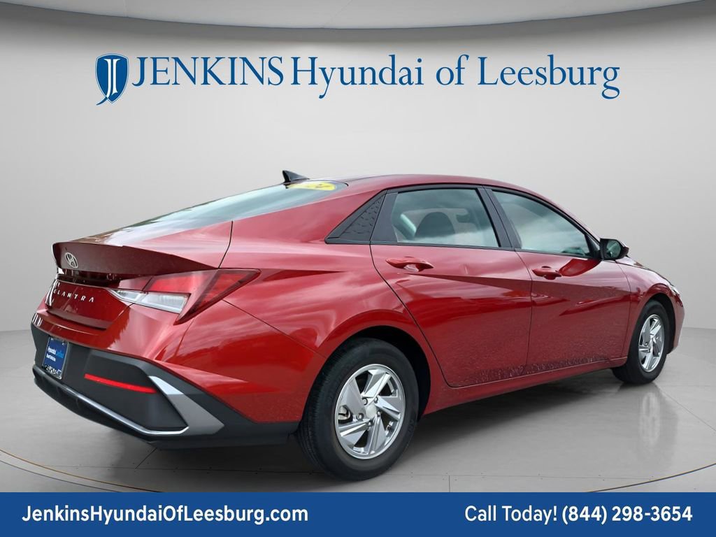 Certified 2024 Hyundai Elantra SE FWD image 3
