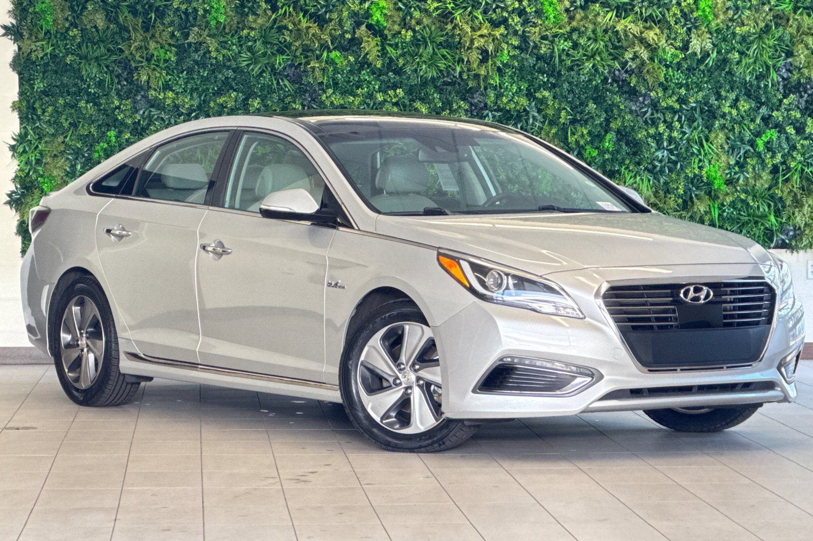 Used 2017 Hyundai Sonata Limited w/ Ultimate Package 02