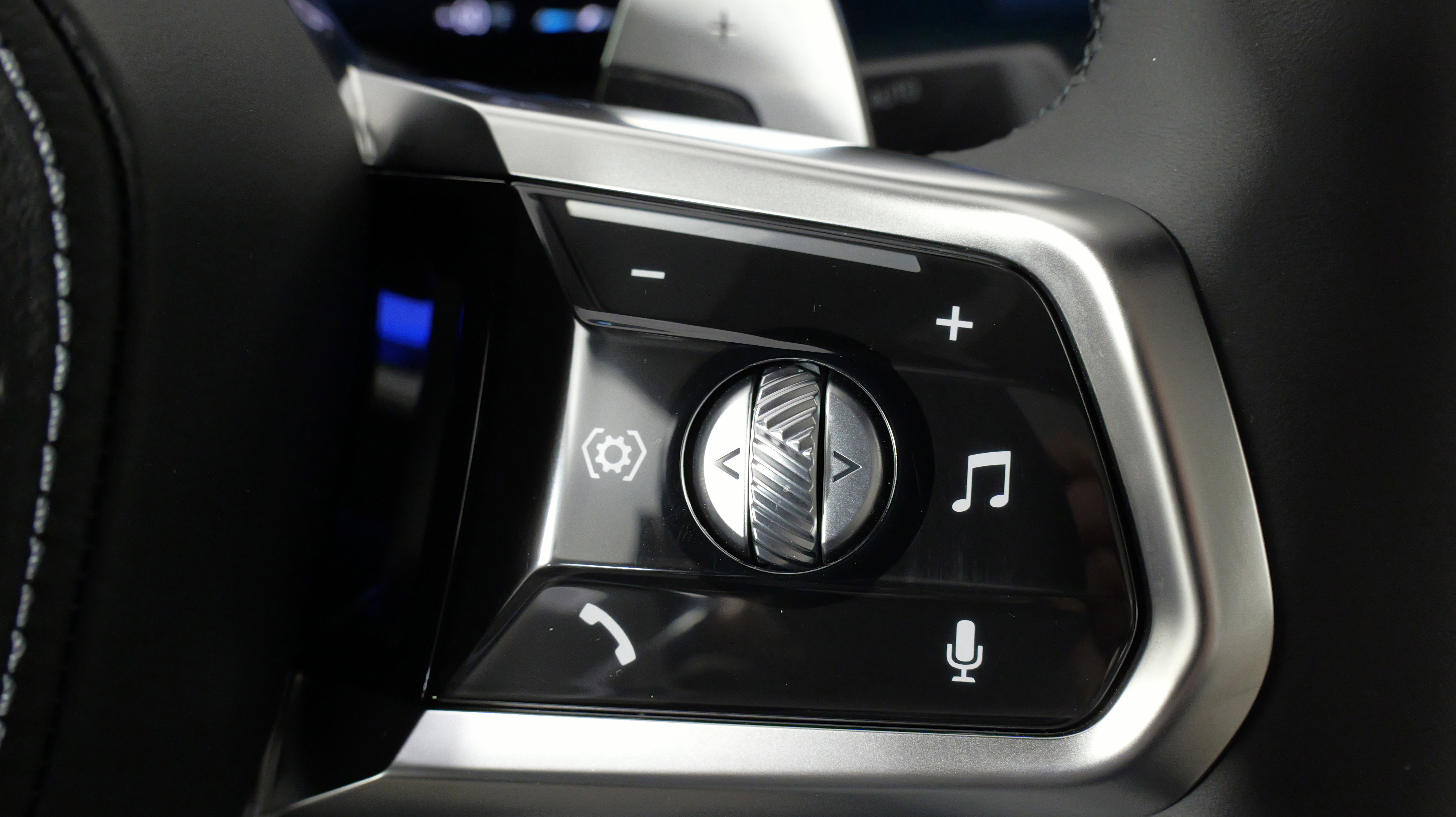 Used 2023 BMW 760i xDrive image 37