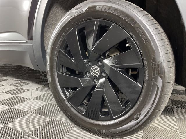Used 2024 Volkswagen Atlas SE w/ Black Wheel Package image 13