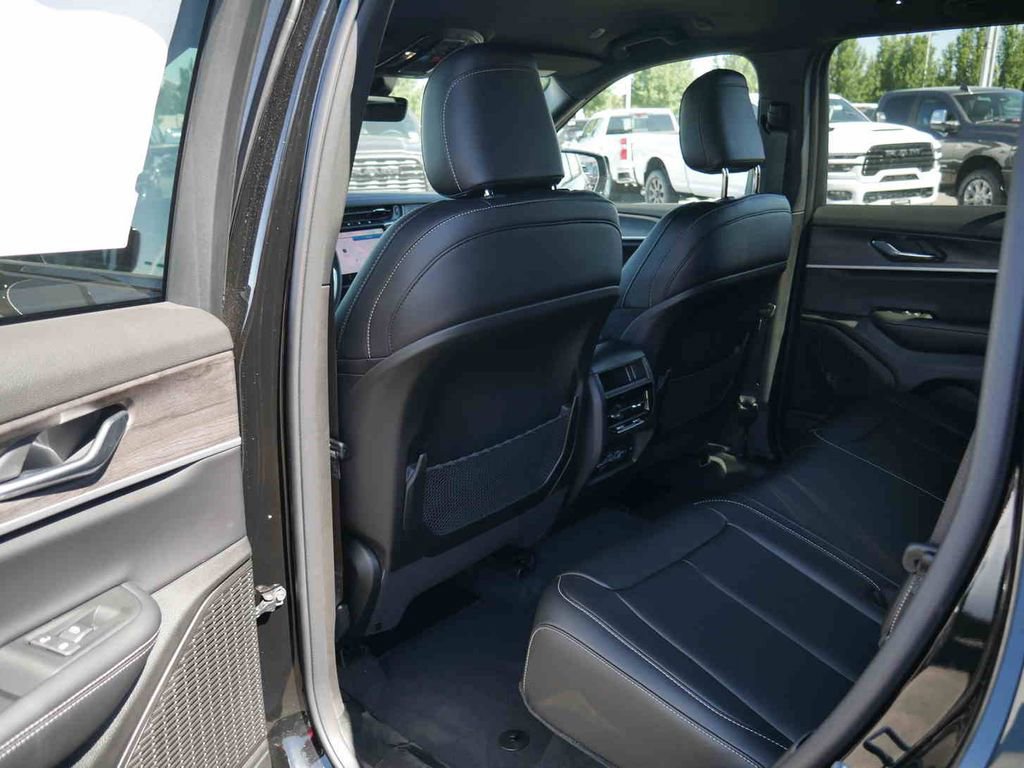 New 2025 Jeep Grand Cherokee Limited image 12