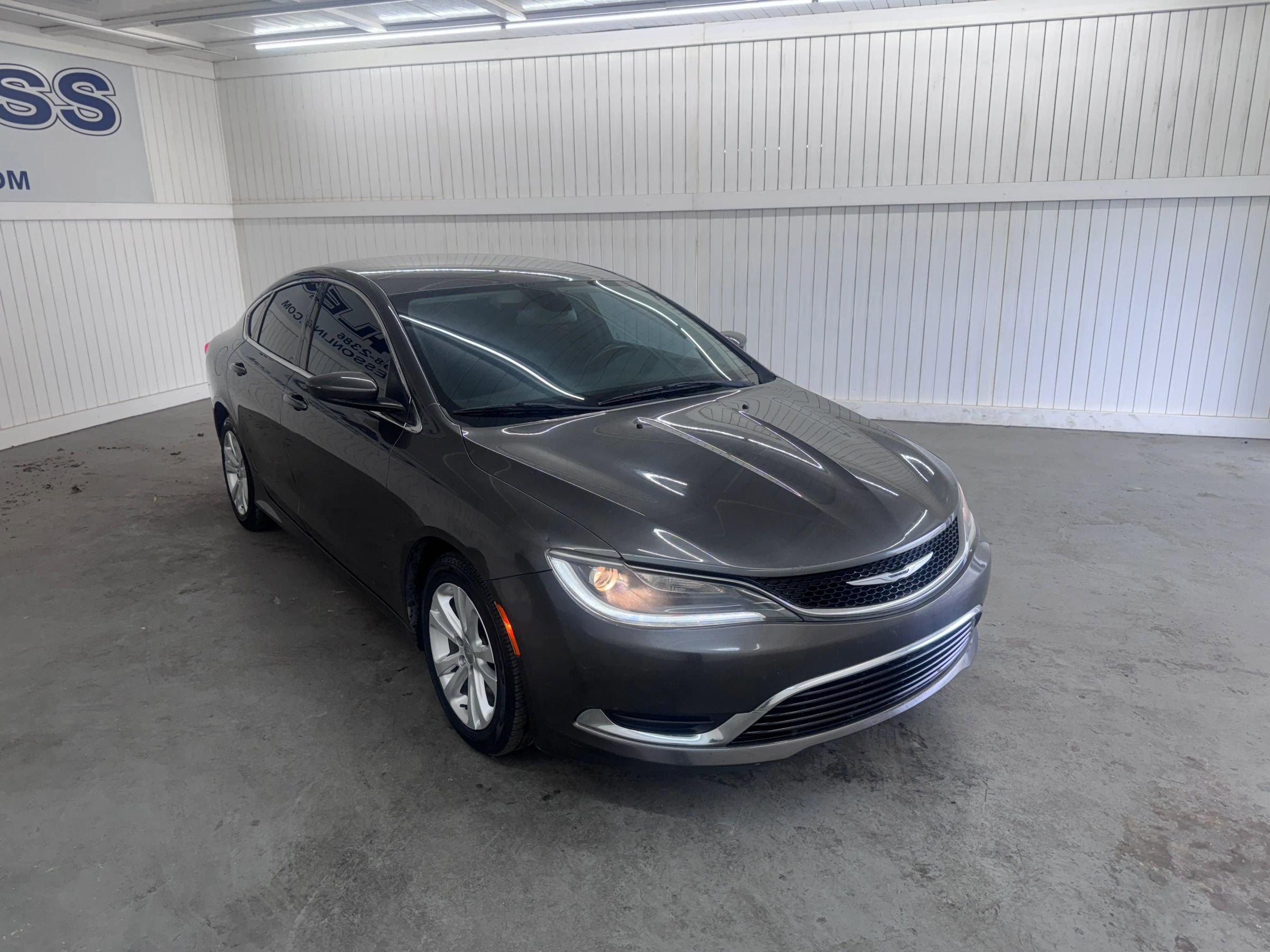 Used 2015 Chrysler 200 Limited w/ Convenience Group image 3