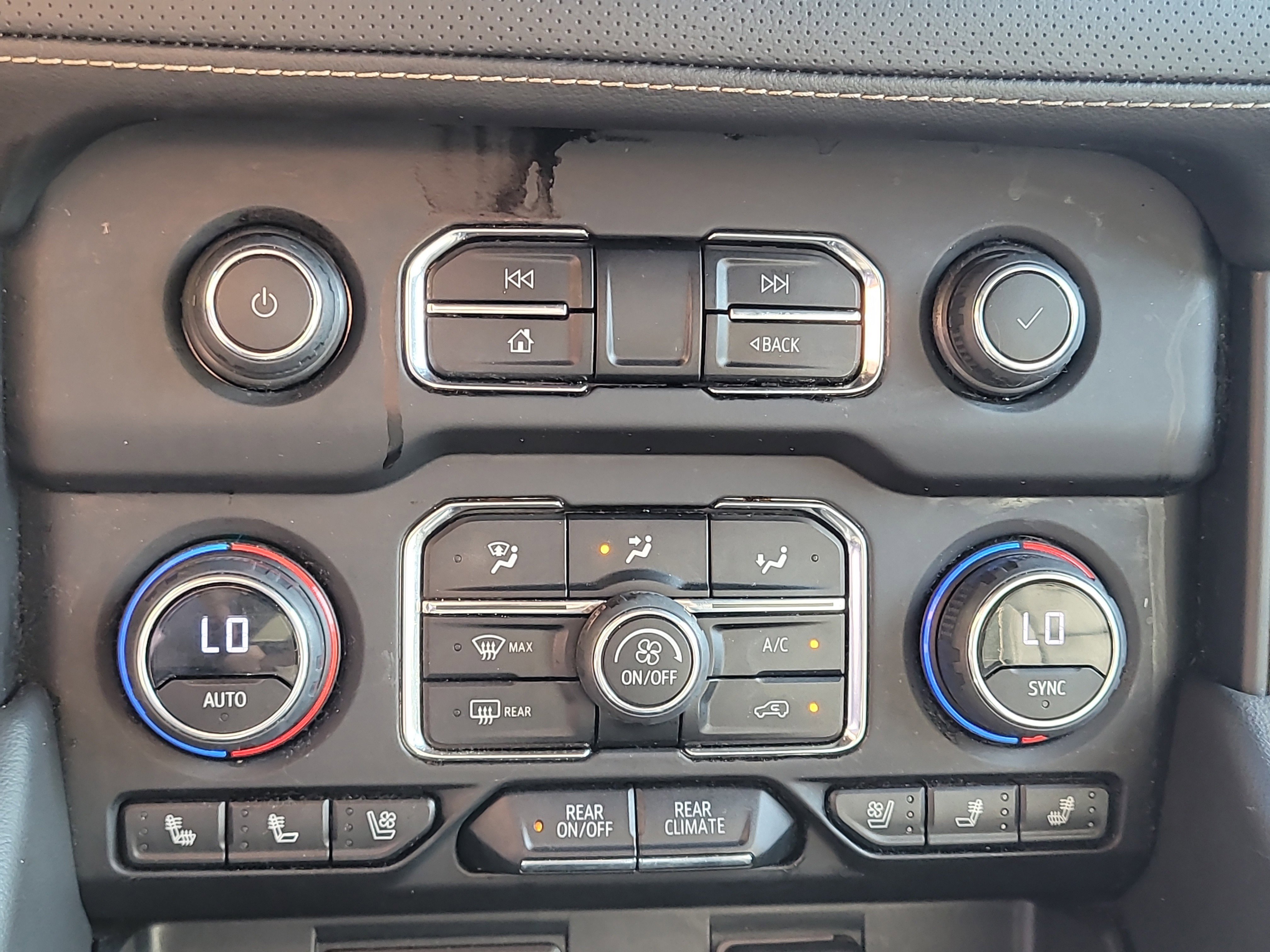 Used 2023 Chevrolet Suburban Premier image 28