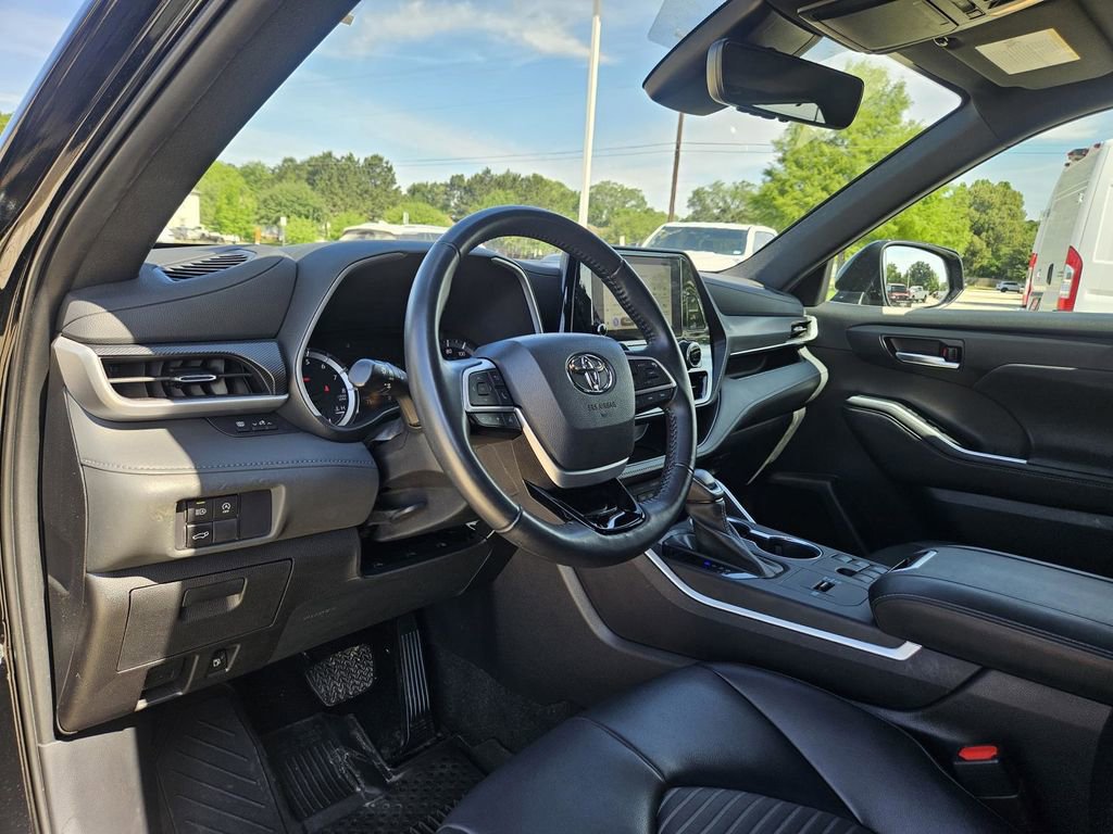 Used 2023 Toyota Highlander XSE FWD image 14