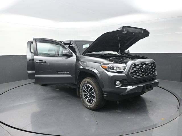 Used 2020 Toyota Tacoma TRD Sport w/ TRD Premium Sport Package AWD/4WD image 30