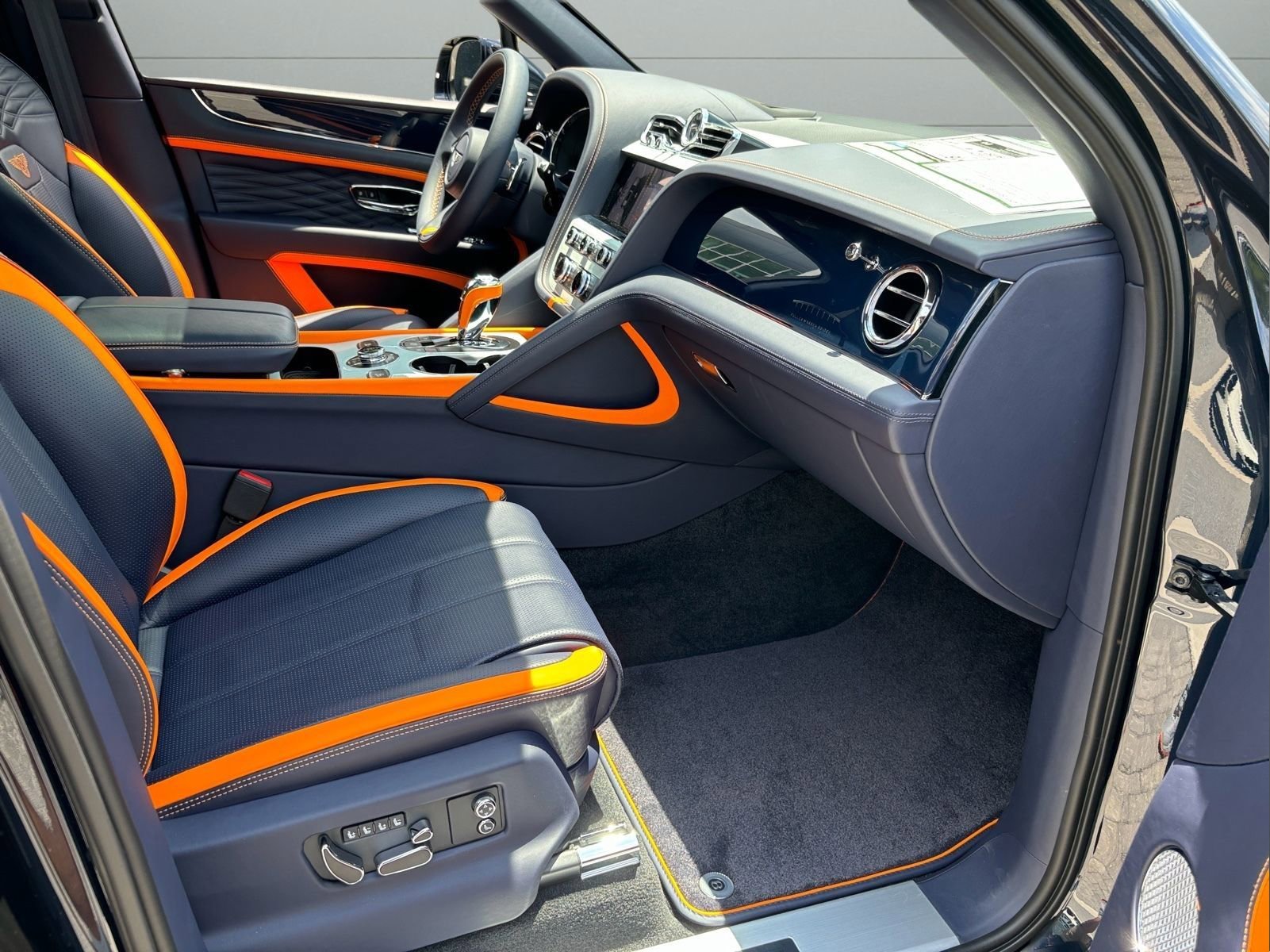 Used 2024 Bentley Bentayga image 40