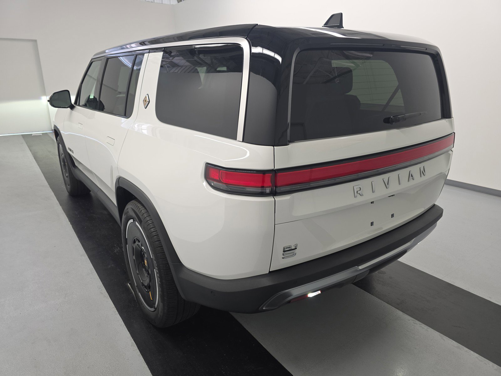 Used 2025 Rivian R1S Adventure AWD/4WD image 3