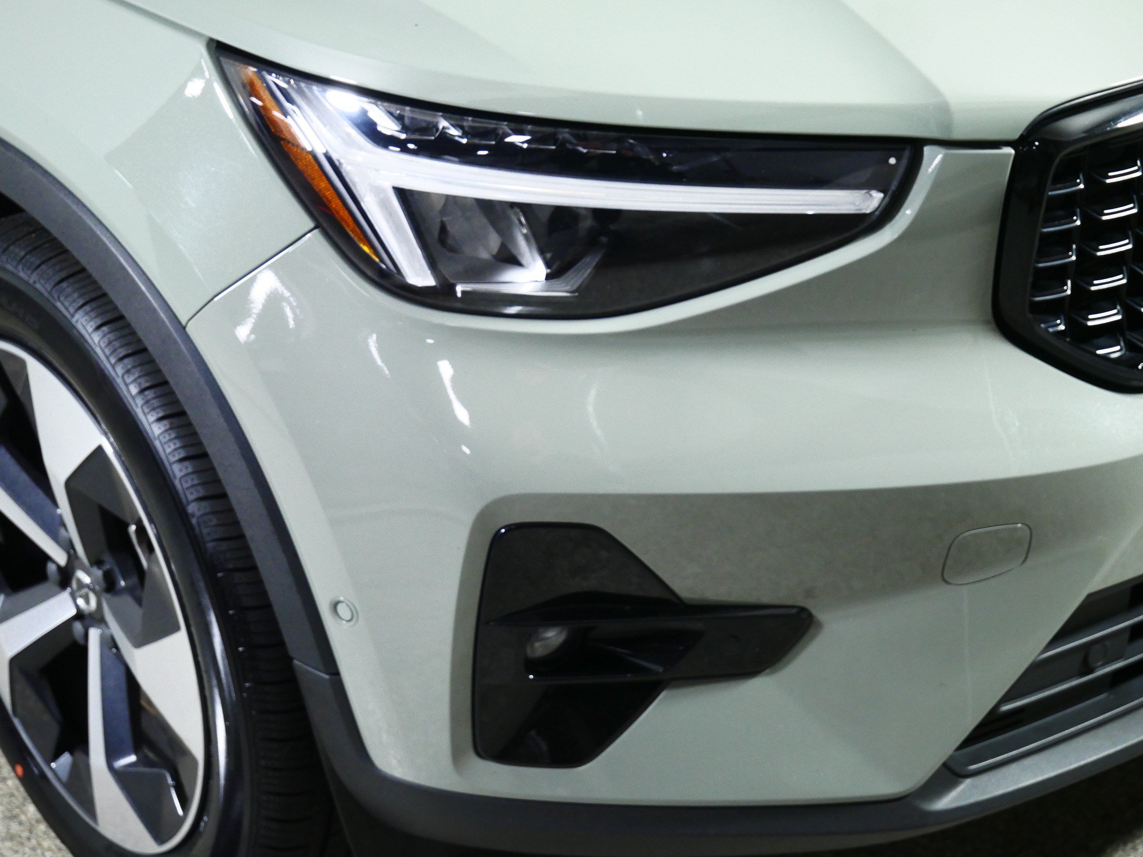 Used 2023 Volvo XC40 B5 Plus w/ Driver Assist Package AWD/4WD image 16