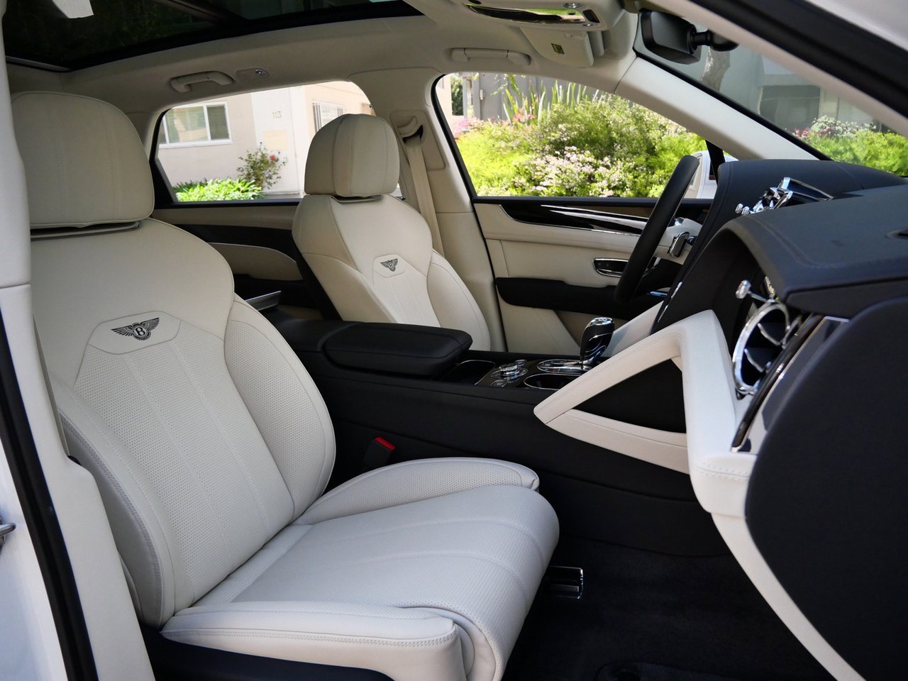 Used 2024 Bentley Bentayga Extended Wheelbase image 23