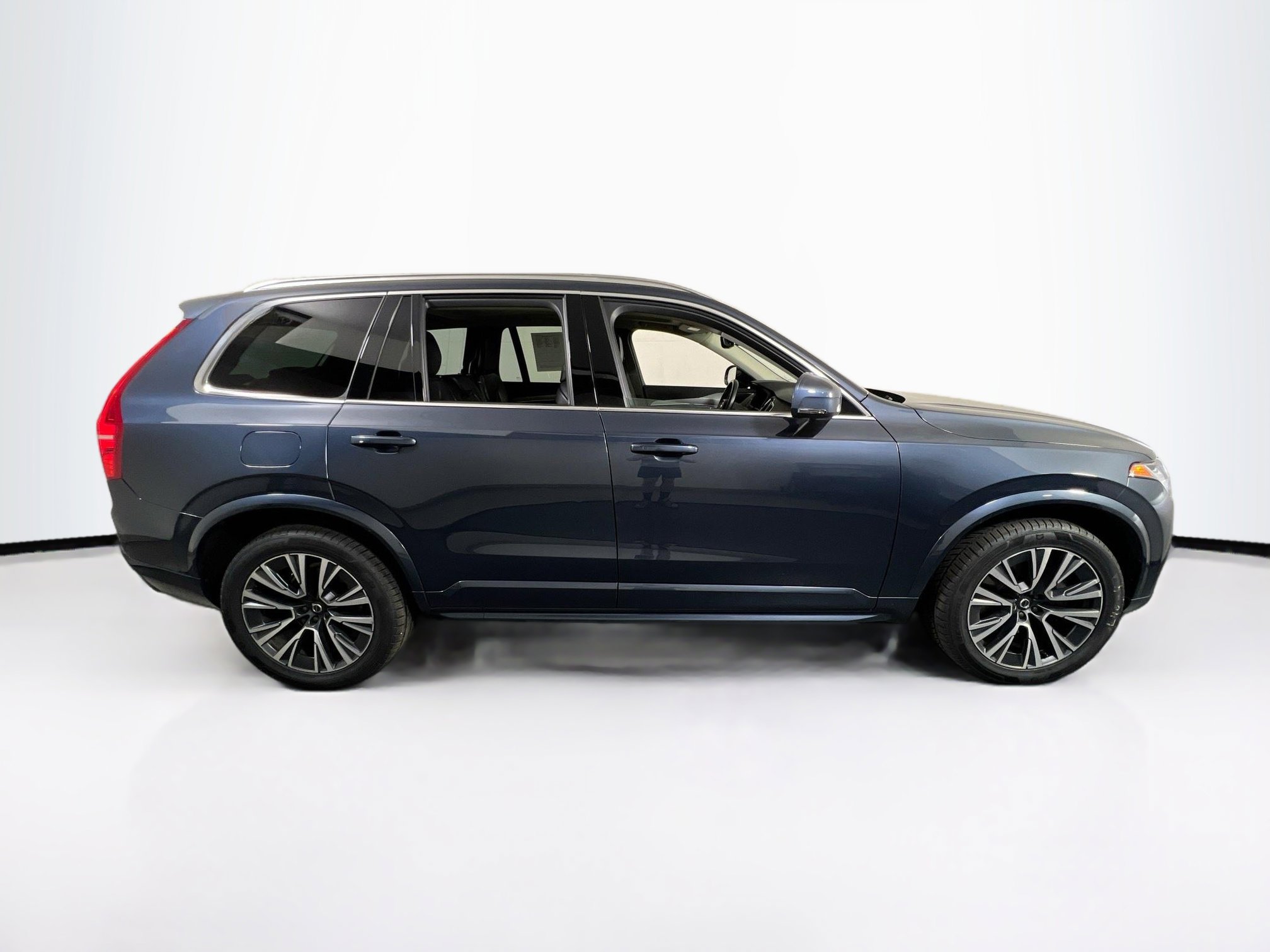 Used 2022 Volvo XC90 T5 Momentum w/ Climate Package image 4