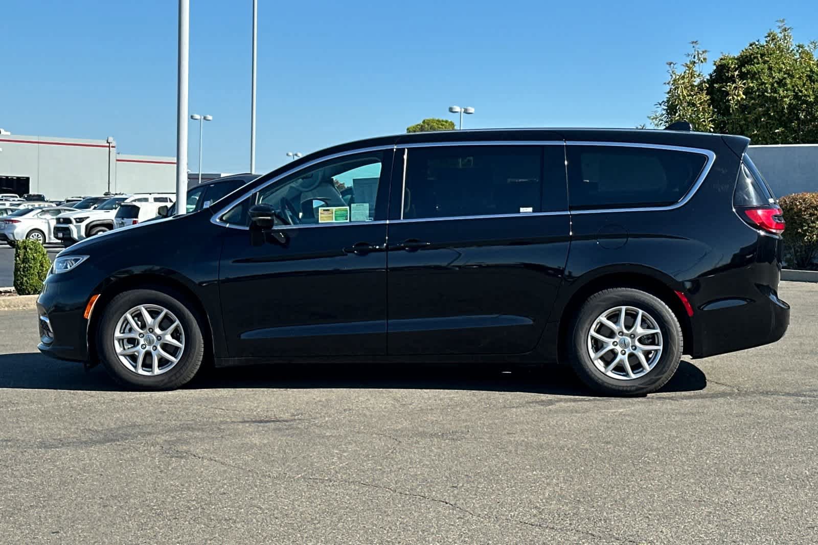 Used 2024 Chrysler Pacifica Touring-L FWD image 9