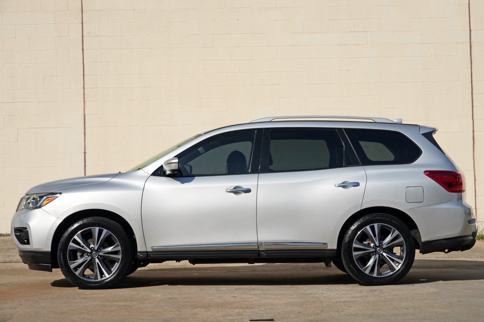 Used 2020 Nissan Pathfinder Platinum FWD image 8