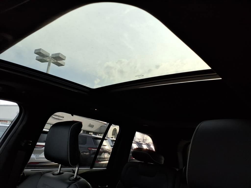 New 2026 Jeep Grand Cherokee Summit image 12