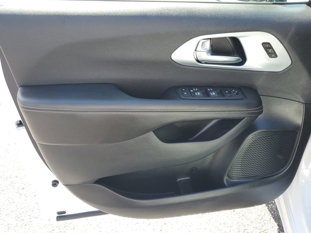 Used 2026 Chrysler Pacifica Limited FWD image 9