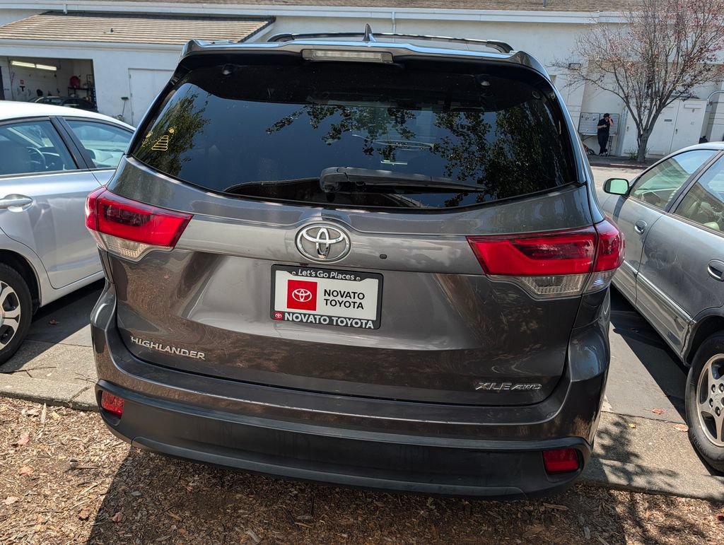 Used 2019 Toyota Highlander XLE AWD/4WD image 3