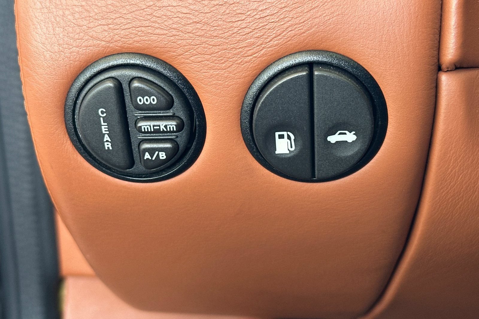 Used 2004 Aston Martin Vanquish RWD image 28