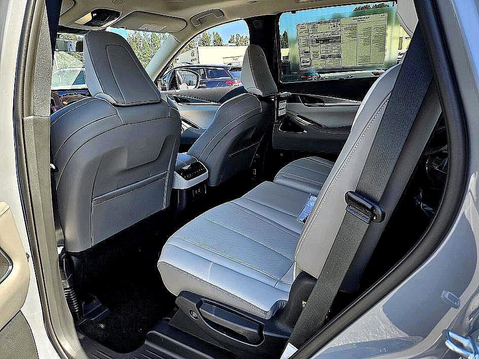 New 2026 INFINITI QX60 Luxe w/ Family Package image 8