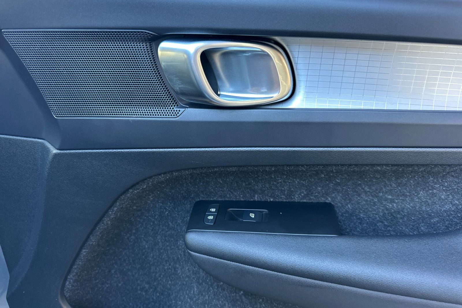 Used 2021 Volvo XC40 T5 Momentum w/ Premium Package image 22